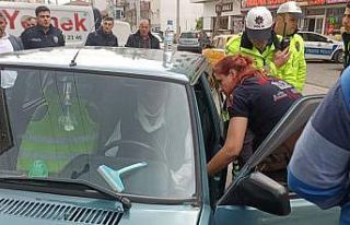 Kaza yapan 71 yaşındaki sürücü dakikalarca araçtan...