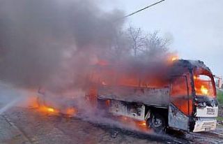 Kaza yapan midibüs ile hafif ticari araç alev alev...