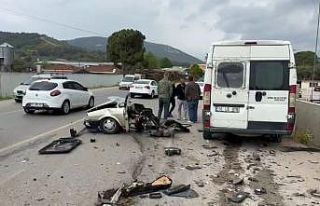 Kaza yapan otomobil ikiye ayrıldı