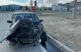 Kazada hurdaya dönen otomobilde şans eseri ölen...