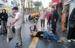 Kazada yaralana adamı acı içerisinde gören genç...