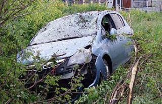 Kazada yola düşen direkten kaçan otomobil takla...