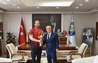 Kazandığı kupayı Başkan Kayda’ya götürdü