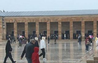 Kılıçdaroğlu, Anıtkabir’e gelen çocuklarla...