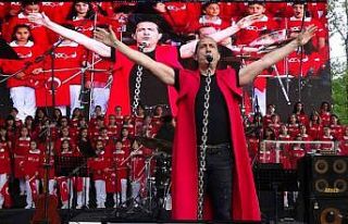 Kıraç, depremzede çocuklarla sahnenin tozunu attırdı