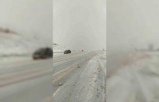 Kızıldağ geçidinde kar yağışı etkili oluyor