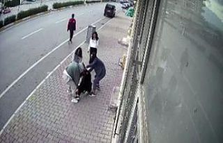 Kızların tekme tokat kavgası güvenlik kamerasına...