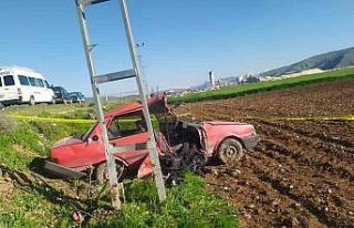 Kontrolden çıkan otomobil, aydınlatma direğine...