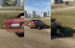 Kontrolden çıkan otomobil elektrik direğine çarptı:...