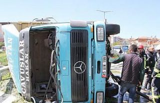 Kontrolden çıkan tır yan yattı