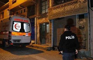 Kötü kokular gelen eve giren polis bir kişiyi ölü...