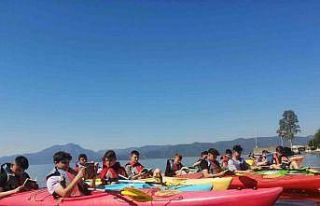 Köyceğizli öğrenciler kürek çekerken kitap okudular