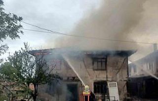Köyde çıkan yangında bir ev alev alev yandı
