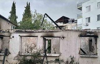 Kullanılmayan müstakil ev, alev alev yandı
