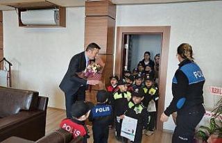 Kur’an Kursu miniklerinden polis amcalarına ziyaret