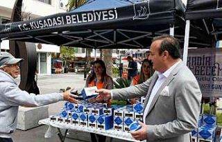 Kuşadası Belediyesi’nden kandil simidi ikramı