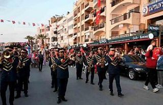 Kuşadası’nda 23 Nisan korteji renkli görüntülere...