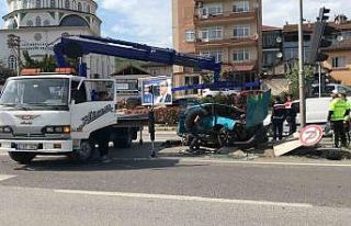 Lastiği kopan otomobil trafik lambaları direğine...