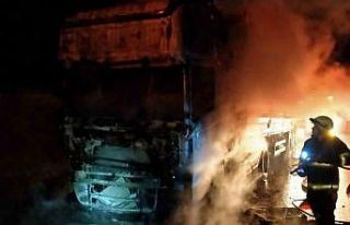 Lastiklerde başlayan yangın kısa sürede tırı...