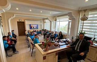 Makam odası sınıf oldu, Kaymakam Gürçam öğrencilerin...