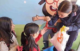 Malatya’da depremzede çocuklara jandarma şefkati