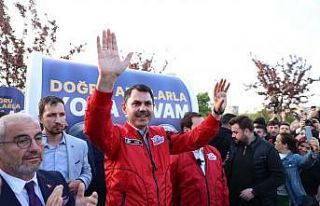 Maltepe Sahil’de yürüyüş yapan Bakan Kurum gençlerle...