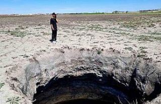 Mantar arayan gençler obruk buldu