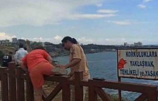 Manzara fotoğrafı için çitlerden atlayan vatandaşlar,...