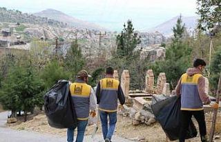 Mardin’de Ramazan Bayramı öncesi mezarlıklarda...
