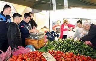 Mersin’de pazarcı esnafı denetleniyor