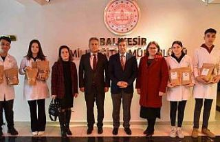 Meslek lisesi öğrencilerinden depremzedelere maddi...