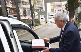 Mezarlık ziyaretine gelen vatandaşların bayramını...