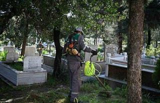 Mezarlıklar bayrama hazır
