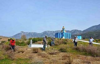 Mezarlıklarda bayram hazırlığı