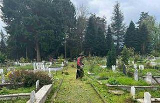 Mezarlıklarda bayram temizliği