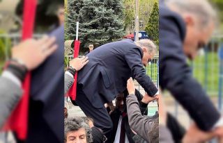 Milletvekili adayı miting alanına girmek için bariyerlerin...