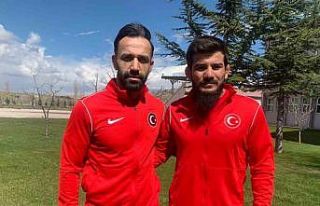 Milli güreşçiler Soner Demirtaş ve Servet Coşkun,...
