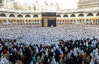 Milyonlarca Müslüman Kabe’de bayram namazını...