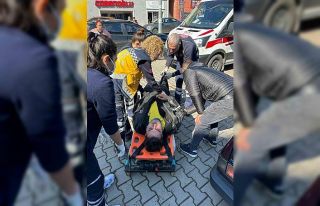 Minibüs, motosiklet ile çarpıştı; kurye yaralandı