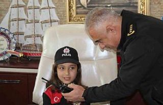 Minik öğrenciler, emniyet müdürü koltuğuna oturdu