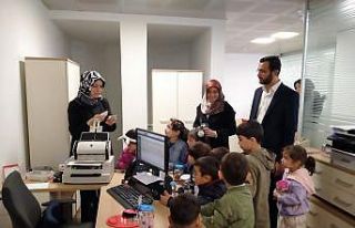 Minik öğrenciler kumbaralarındaki paraları depremzedelere...