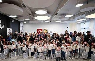 Miniklerden erken 23 Nisan kutlaması