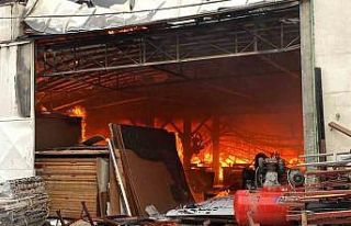 Mobilya atölyesinde başlayan yangın iki atölyeye...