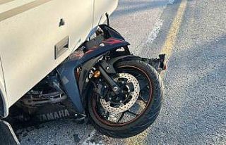 Motosiklet midibüsün altına girdi: 2 yaralı