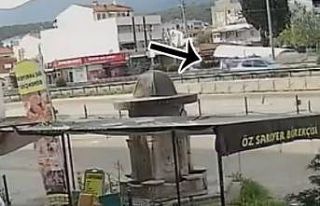 Motosikletin araca çarptığı kaza güvenlik kamerasına...
