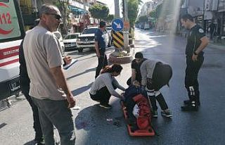 Motosikletin çarptığı yaşlı kadın havada savrulup...