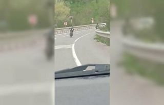 Motosikletini yatarak kullanan sürücü kamerada