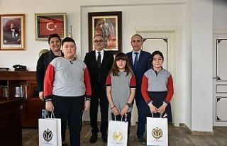 Müdür Akyol minik öğrencileri makamında ağırladı
