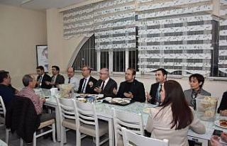 Müdür Şenkul, nöbetçi sağlık personelleriyle...