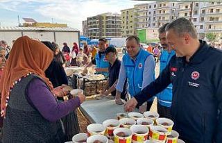 Müftü Kazancı, Kırıkhan’da iftarda yemek dağıttı